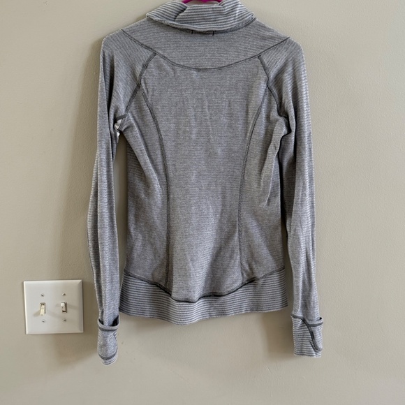 Lululemon Think Fast Pullover, Size 6 - Picture 3 of 4
